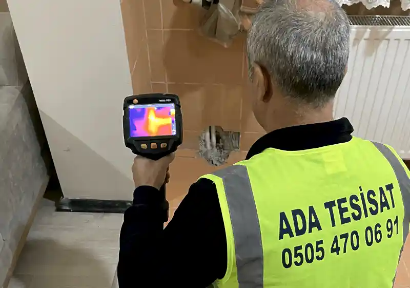 Etimesgut tesisatçı termal kamera ile duvarı kırmadan su kaçağı tespiti yapan Ada Tesisat ustası